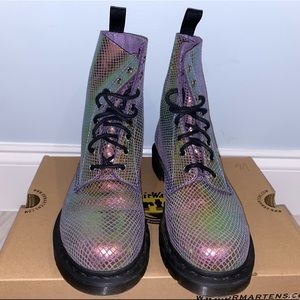 Dr. Martens Iridescent Pascal in Violet